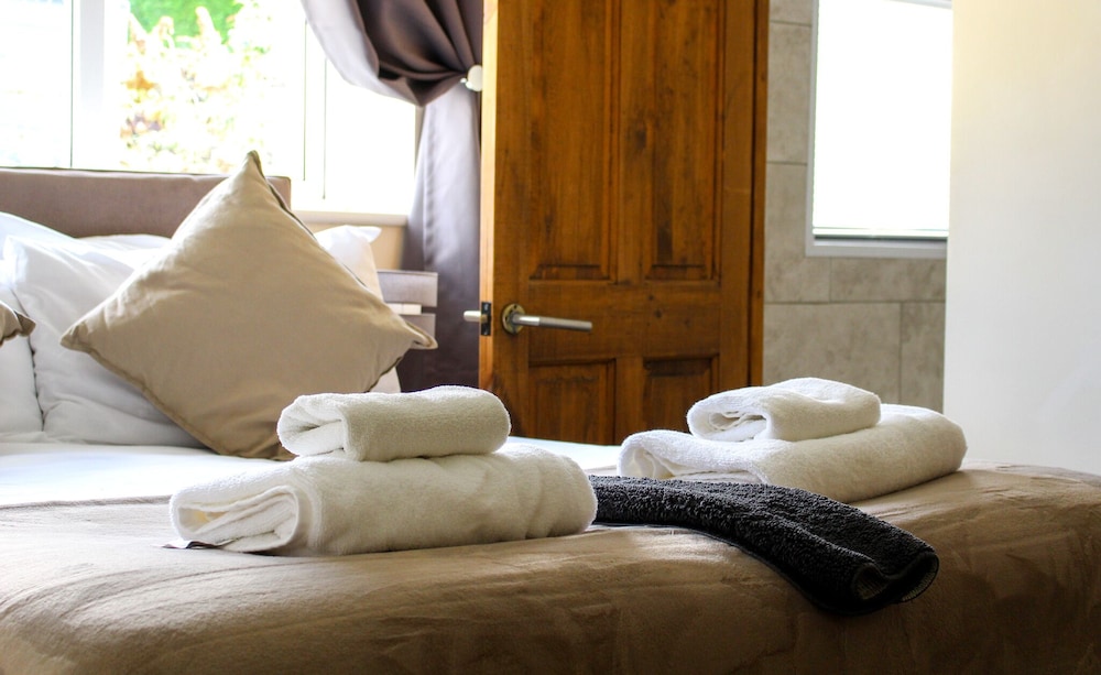 Basic Double Room, Ensuite (Whitethorns 6) photo 2