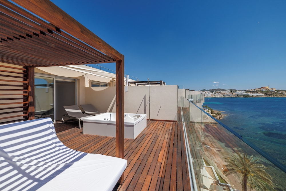 Panoramic Penthouse, Jetted Tub, Sea View (Suite) - Photo 4