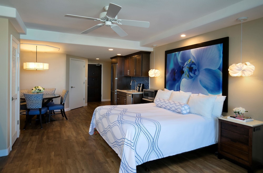 Room, 1 King Bed, Roll-in Shower (Palm Tower Upper Floor Standard View)
