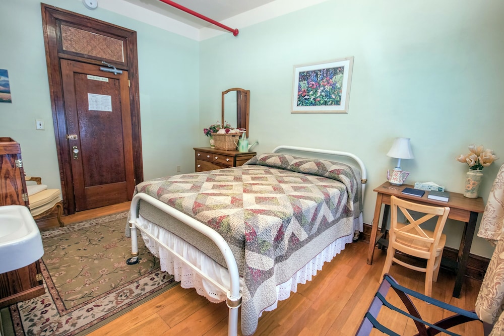Standard Room, 1 Double Bed, Private Bathroom (Standard One Bedroom 209) photo 2