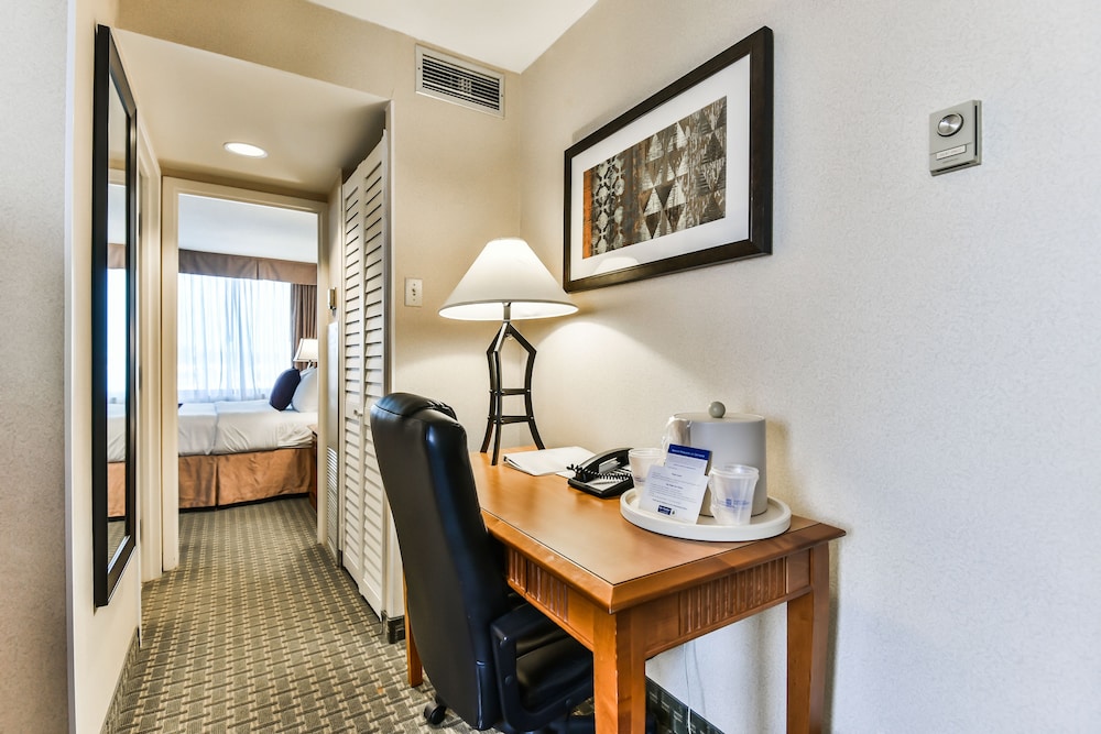 Suite, 1 Queen Bed, Non Smoking, Refrigerator - Photo 7