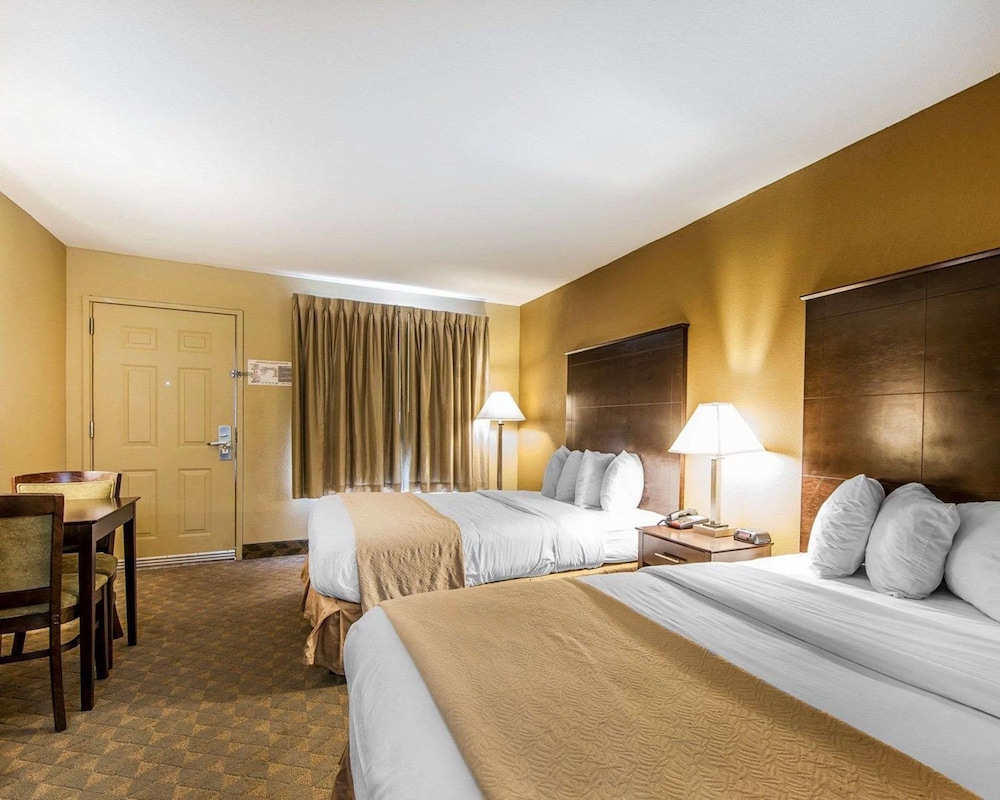 Standard Room, 2 Queen Beds, Non Smoking - Photo 4