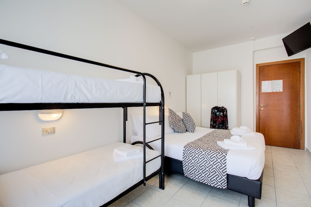 Quadruple Room - Photo 12