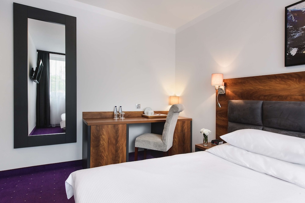 Standard Room, 1 Double Bed, Non Smoking - Photo 1