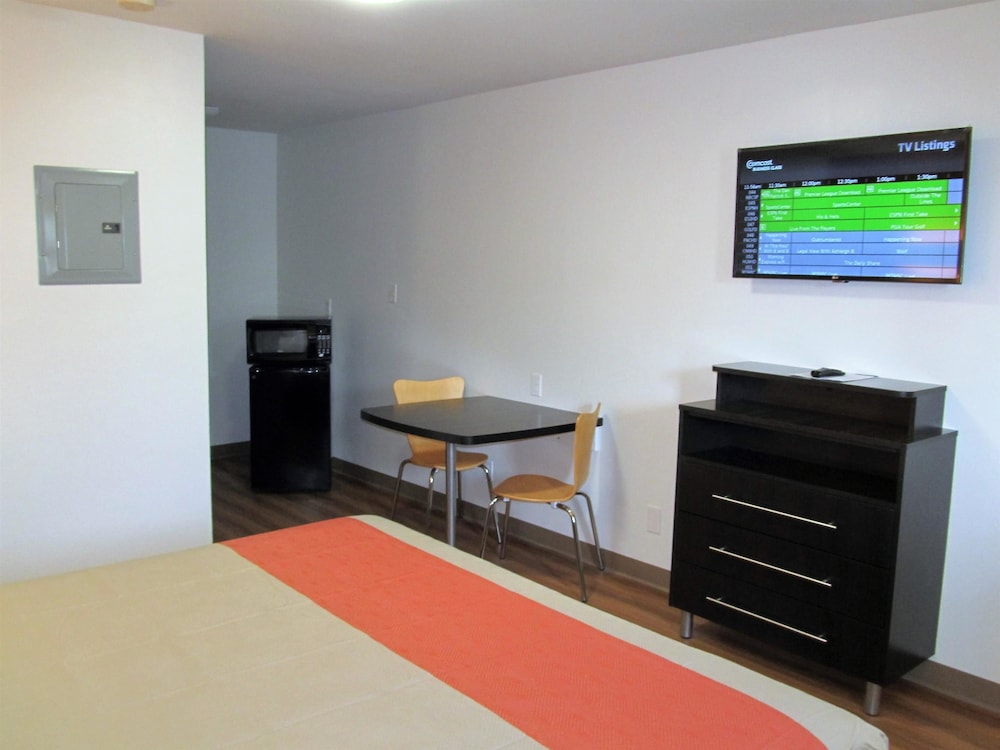 Deluxe Room, 1 Queen Bed, Smoking, Kitchenette photo 3
