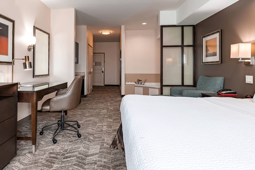 Suite, 1 Bedroom - Photo 1