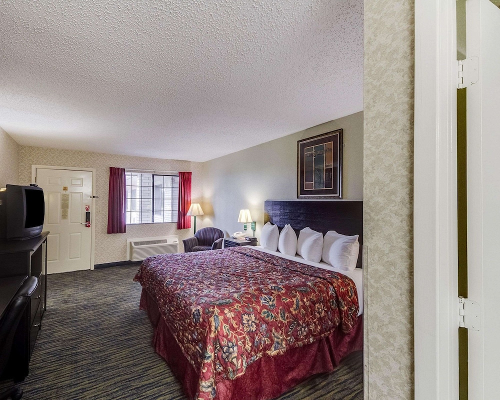 Standard Room, 1 King Bed, Smoking - Photo 1