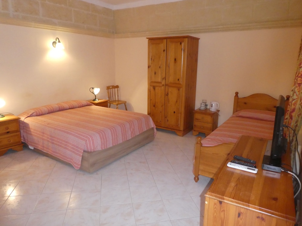 Triple Bed Economy