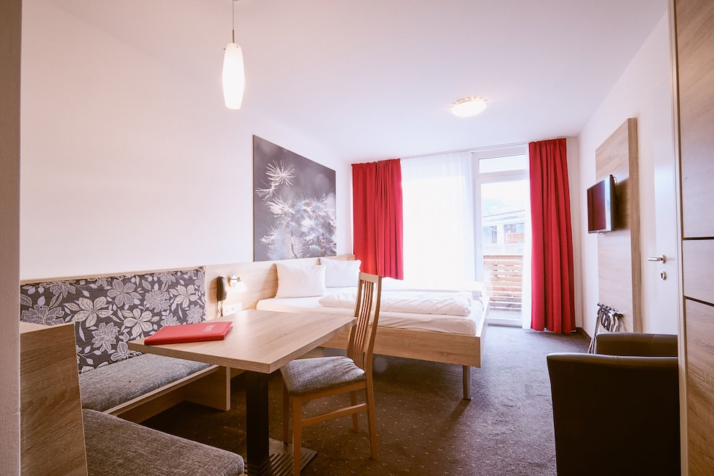 Double Room, 1 Queen Bed, Non Smoking photo 2