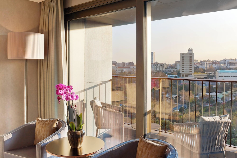 Grand Room, 1 King Bed, Balcony