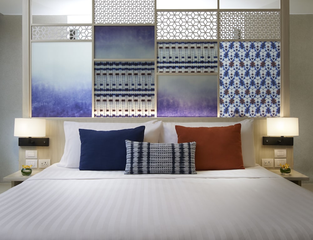 Deluxe Room, 1 King Bed, Ocean View - Photo 3