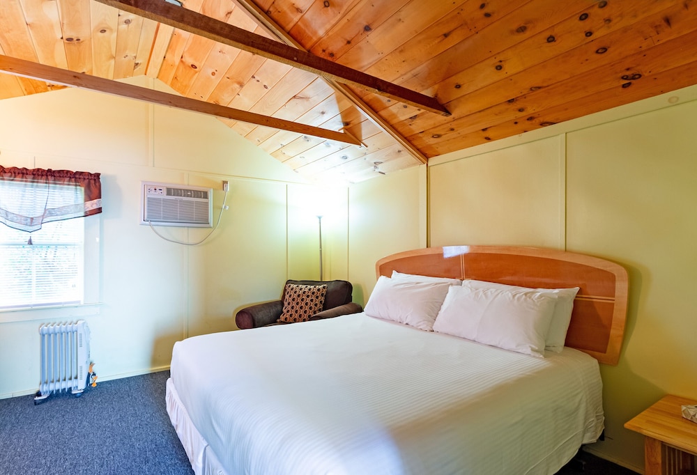 Large Two Room King Bed Cottage with Shared Balcony photo 2