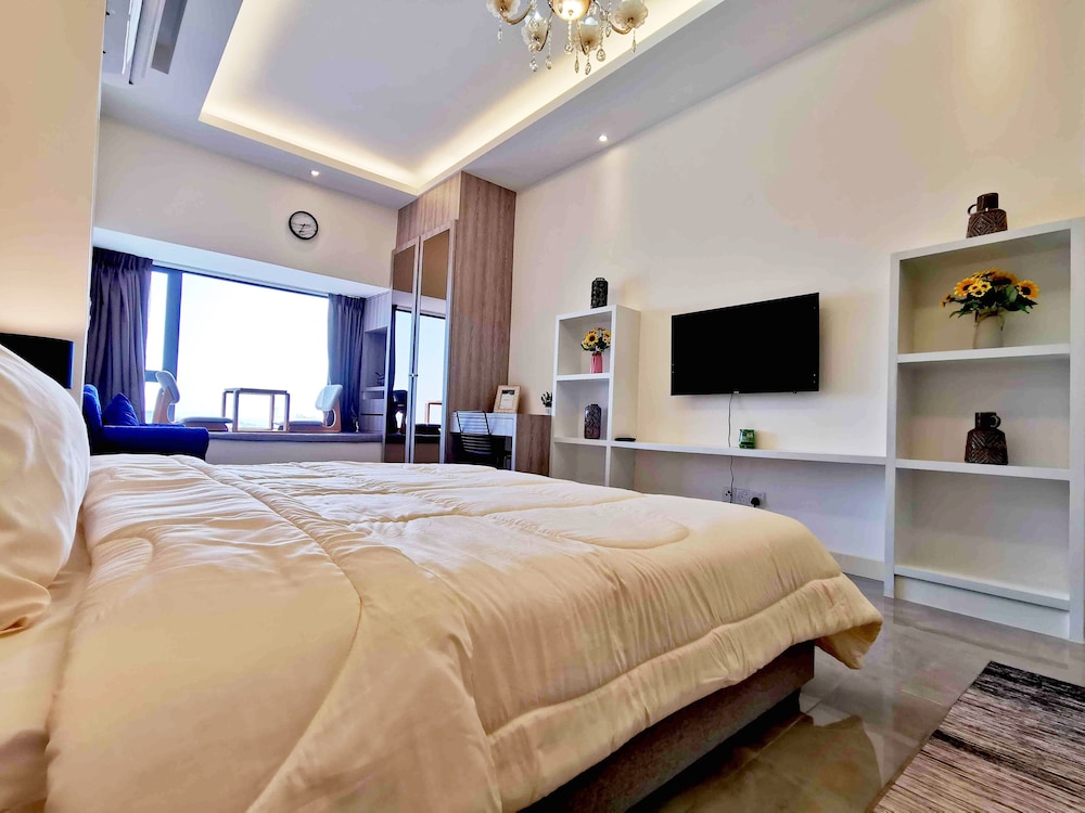 Premium Studio, 1 King Bed, Bathtub, City View
