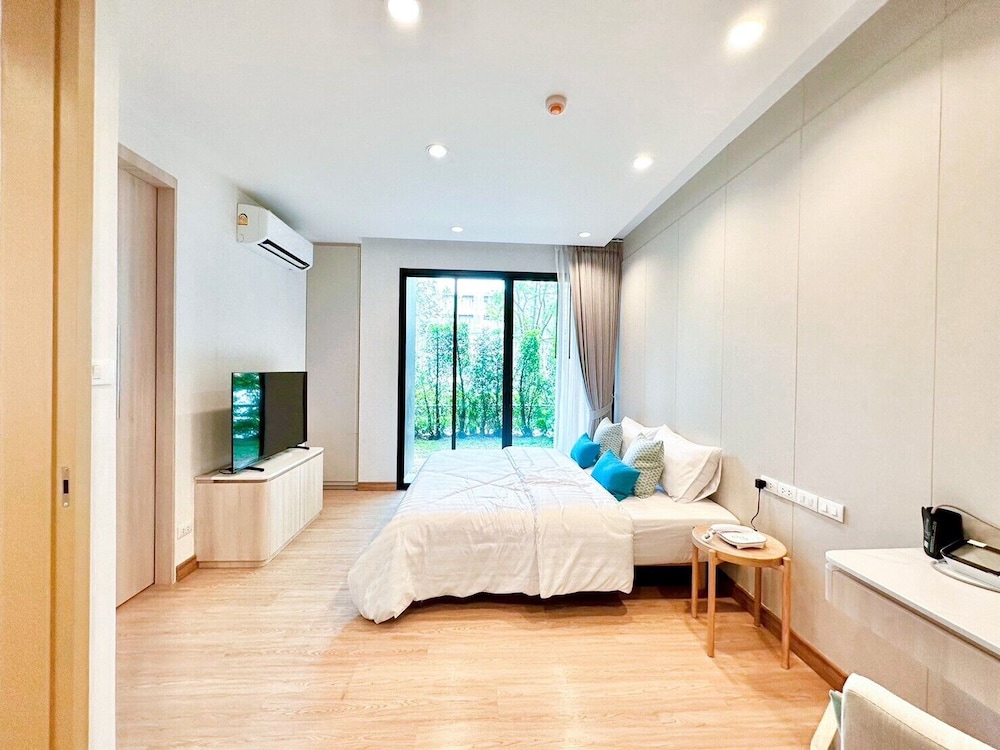 Corner Executive Suite photo 1