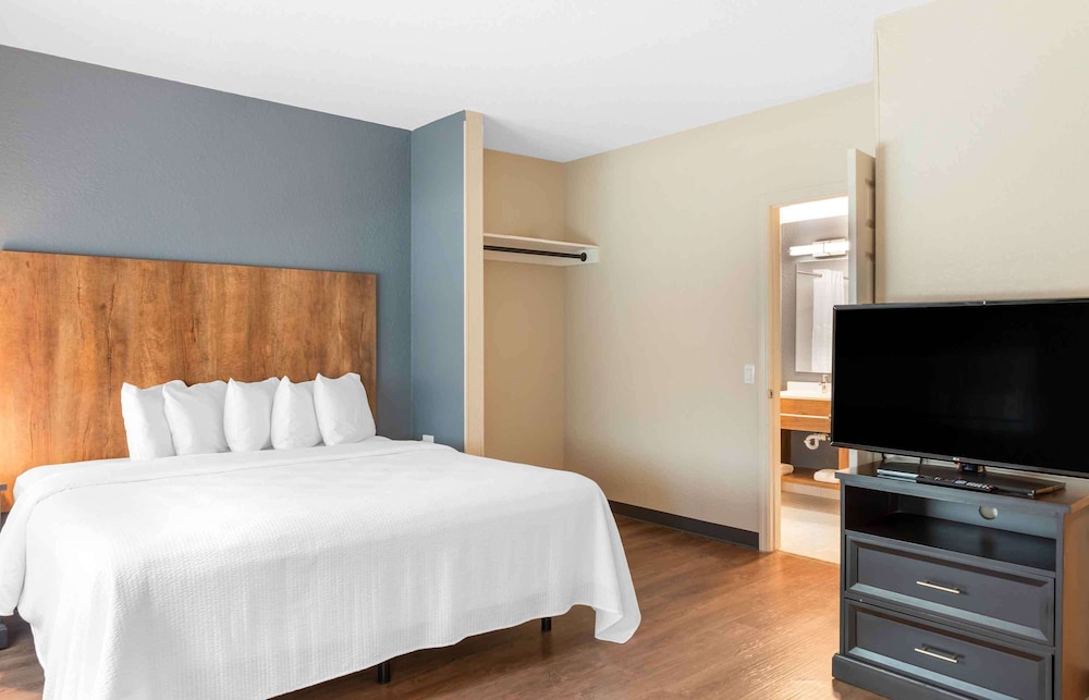 Deluxe Studio, 1 King Bed with Sofa bed, Accessible, Non Smoking - Photo 5