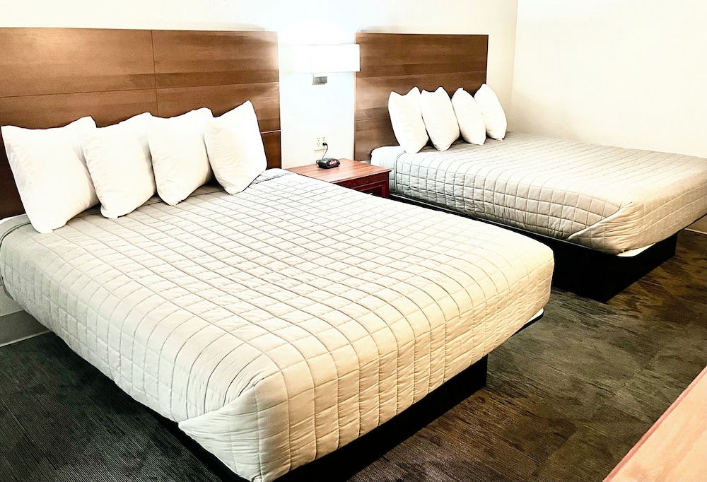 Room, 2 Queen Beds, Non Smoking - Photo 11