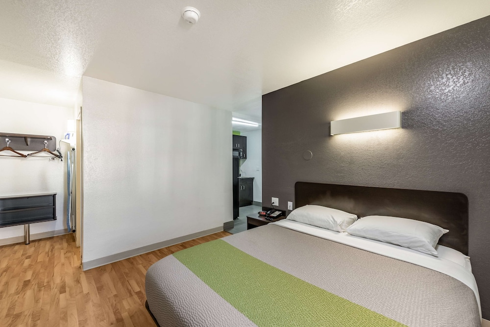 Deluxe Room, 1 Queen Bed, Smoking, Kitchenette photo 3