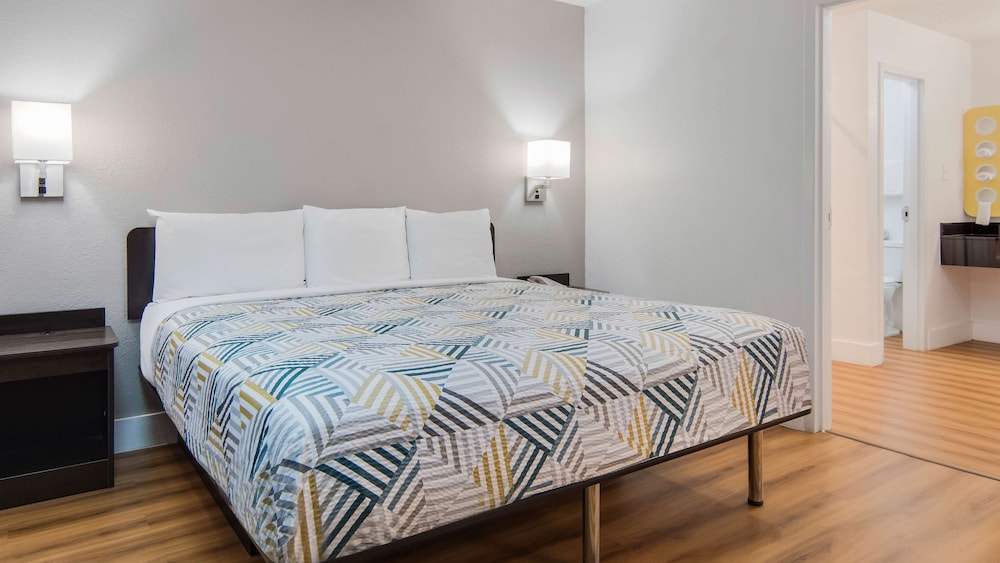 Deluxe Suite, 1 King Bed, Non Smoking, Kitchenette photo 2