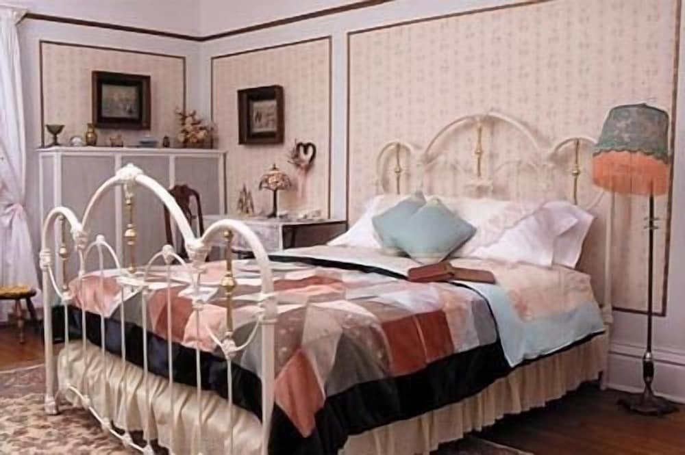 Signature Room, 1 Queen Bed, Fireplace (Abigail's Hideaway) photo 1