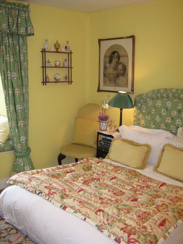 Double Room, Private Bathroom (The Yellow Room) photo 1