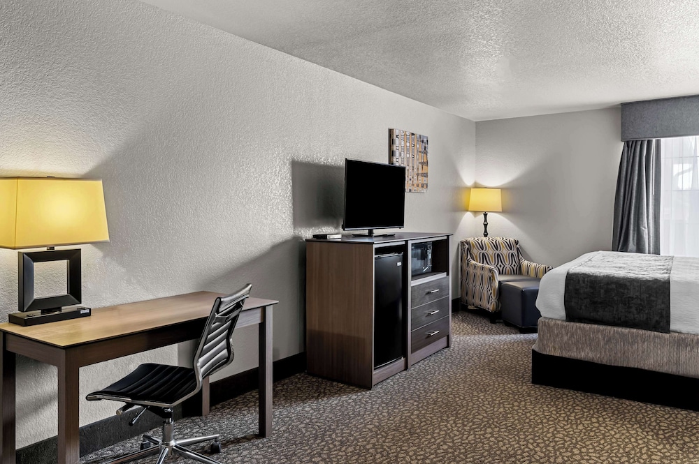 Suite, 1 King Bed, Non Smoking, Microwave - Photo 3