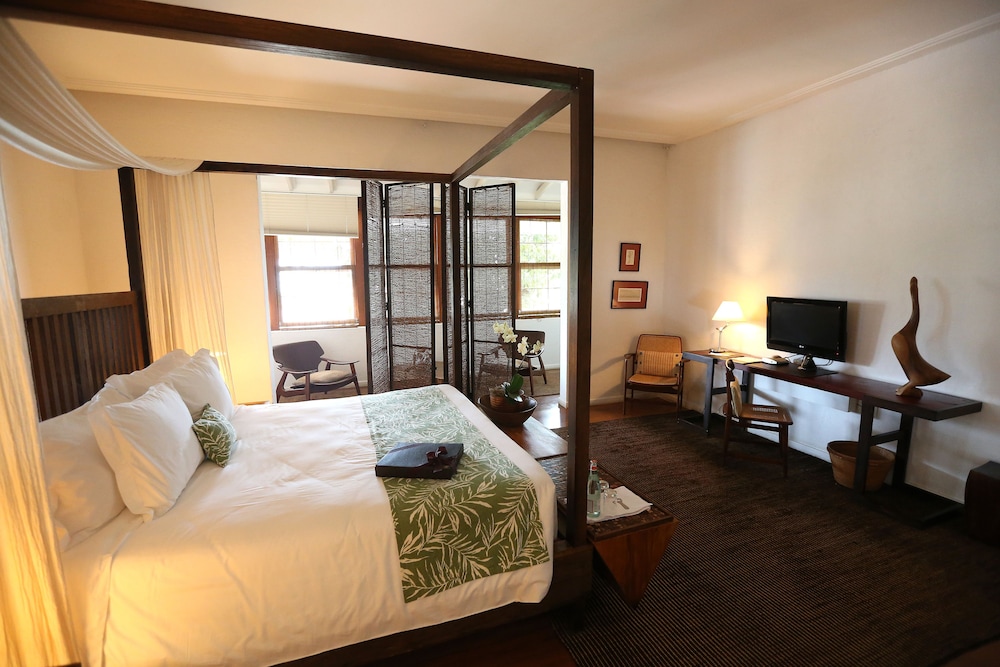 Junior Suite, 1 King Bed, Mountain View thumbnail 5