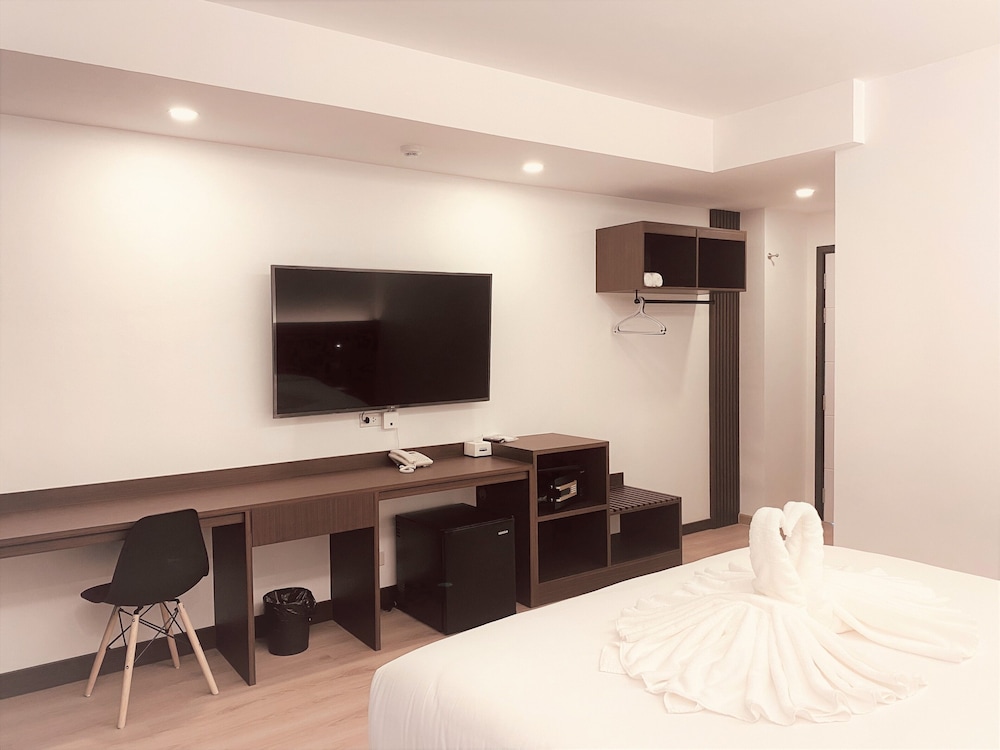 Superior Room, 1 King Bed, Non Smoking, Ensuite - Photo 6
