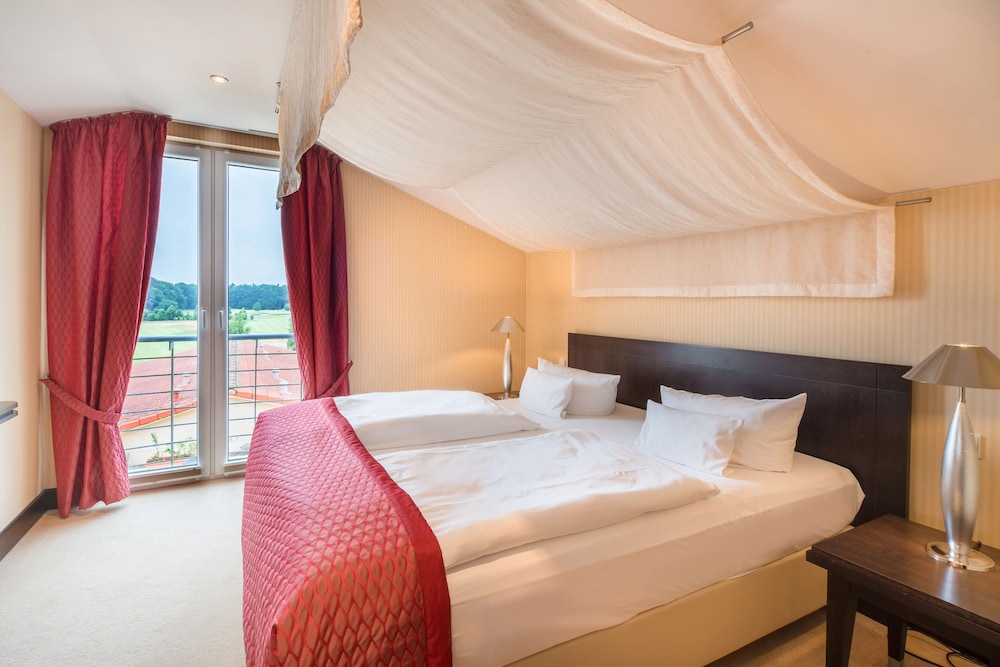 Suite, 1 King Bed - Photo 2