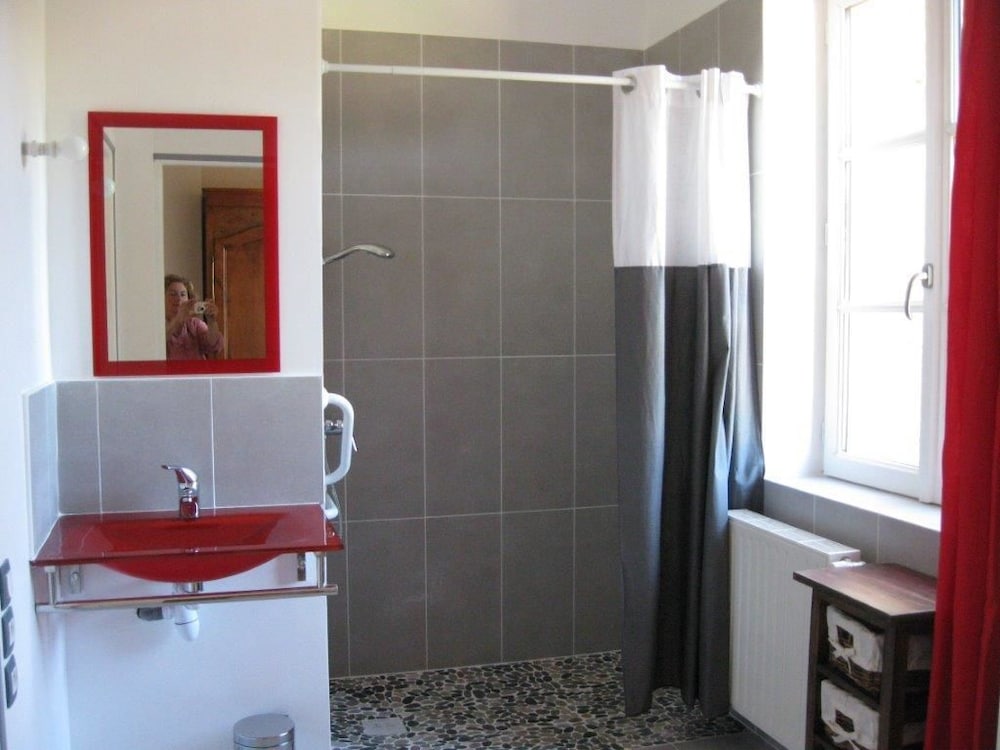 House, Multiple Bedrooms photo 3