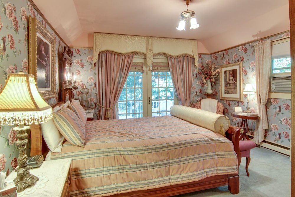 Eastlake Room photo 1
