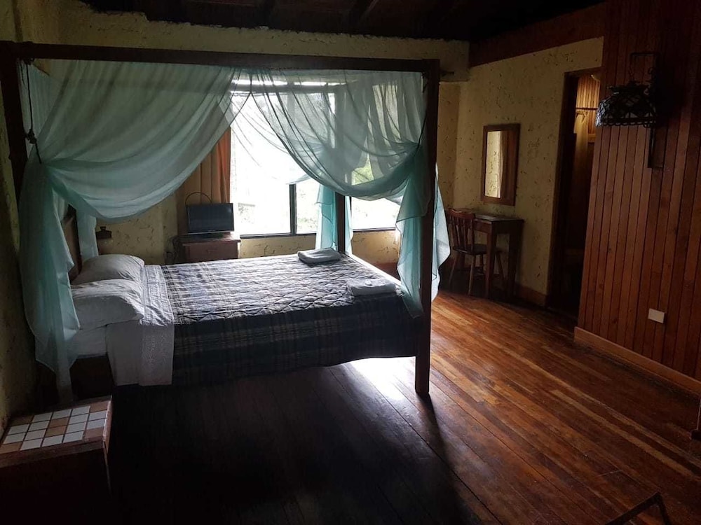 Standard Room, 1 Queen Bed photo 2