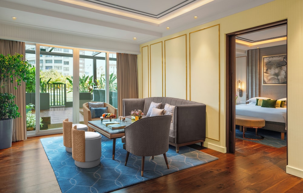 Deluxe Suite, 1 King Bed (Garden)