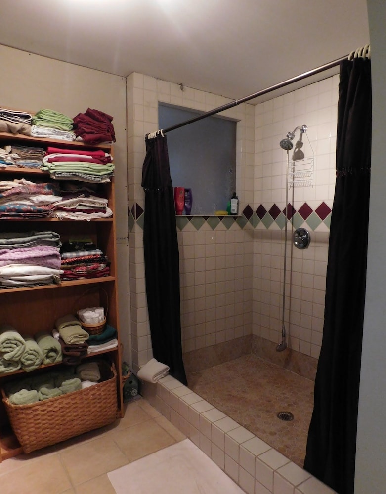 Economy Room, 1 Queen Bed, Mountain View, Ground Floor photo 3