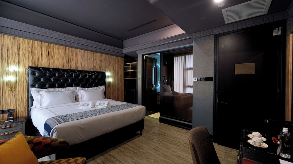Premier Suite with Kitchen & Dining