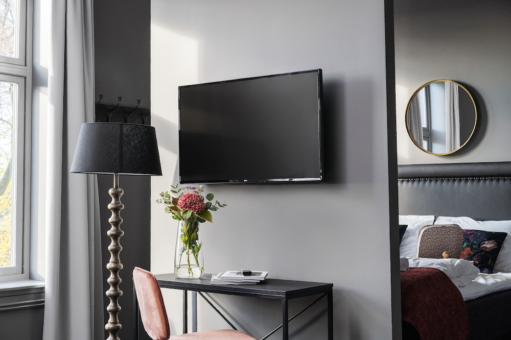 Executive Studio / Family Room with Kitchen thumbnail 5
