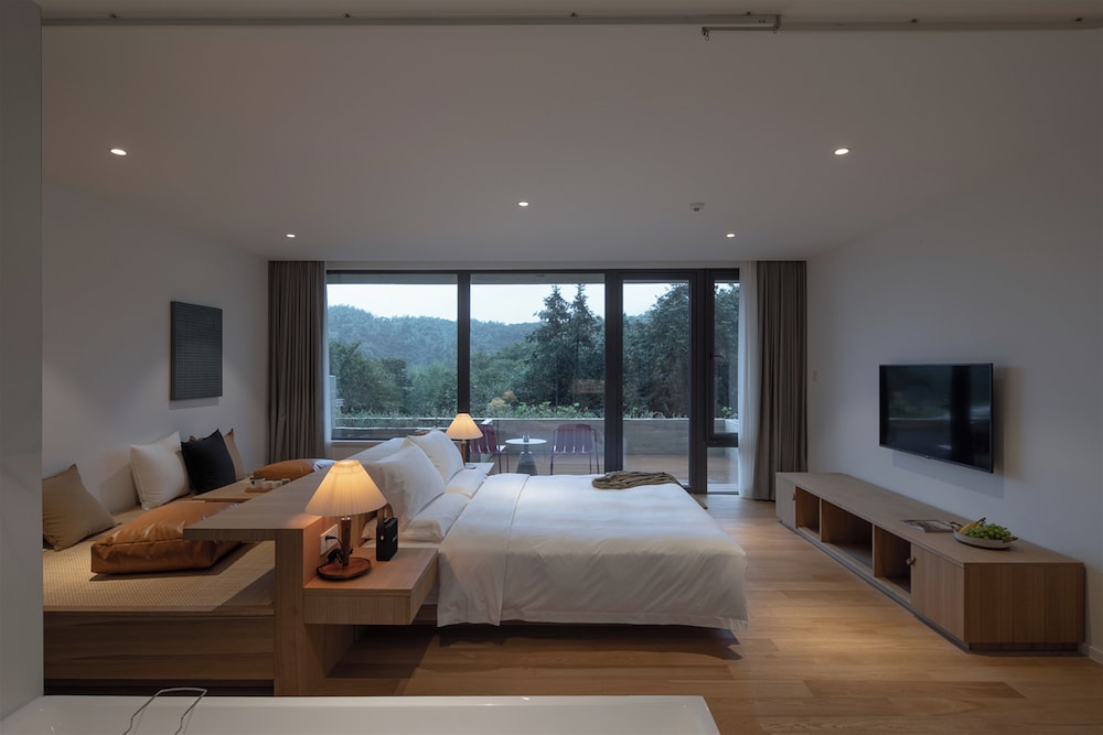 Superior Room, Hill View