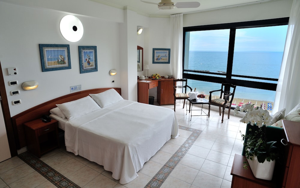 Junior Studio Suite, Multiple Beds, Balcony, Sea View photo 1