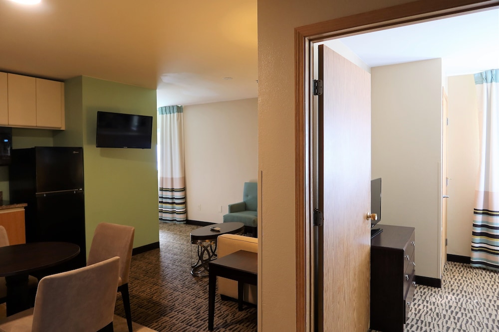 One-King - One Bedroom Suite - Photo 6