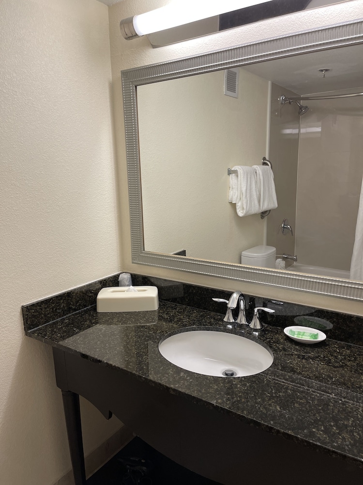 Standard Room, 2 Queen Beds, Courtyard View - Photo 12