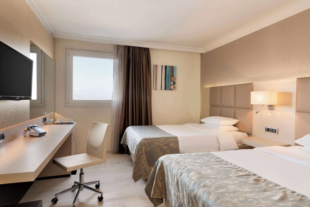Business Room, 2 Twin Beds, Non Smoking (Newly Refurnished) - Photo 1