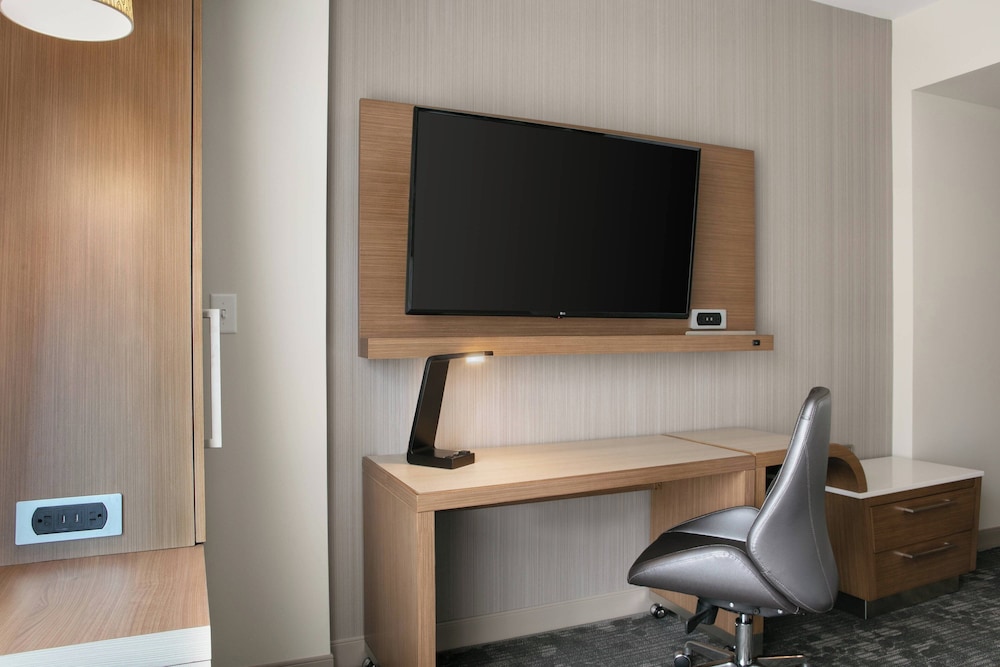 Room, 2 Queen Beds, City View (Mobility Accessible, Roll-in Shower) photo 3
