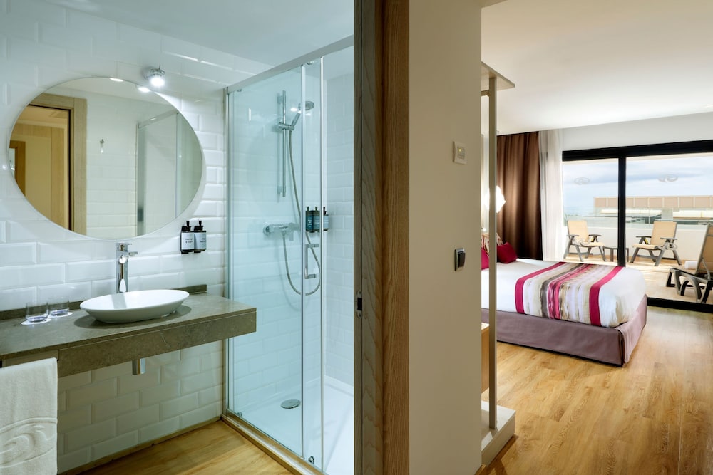 Deluxe Room, Terrace (Jacuzzi) thumbnail 6