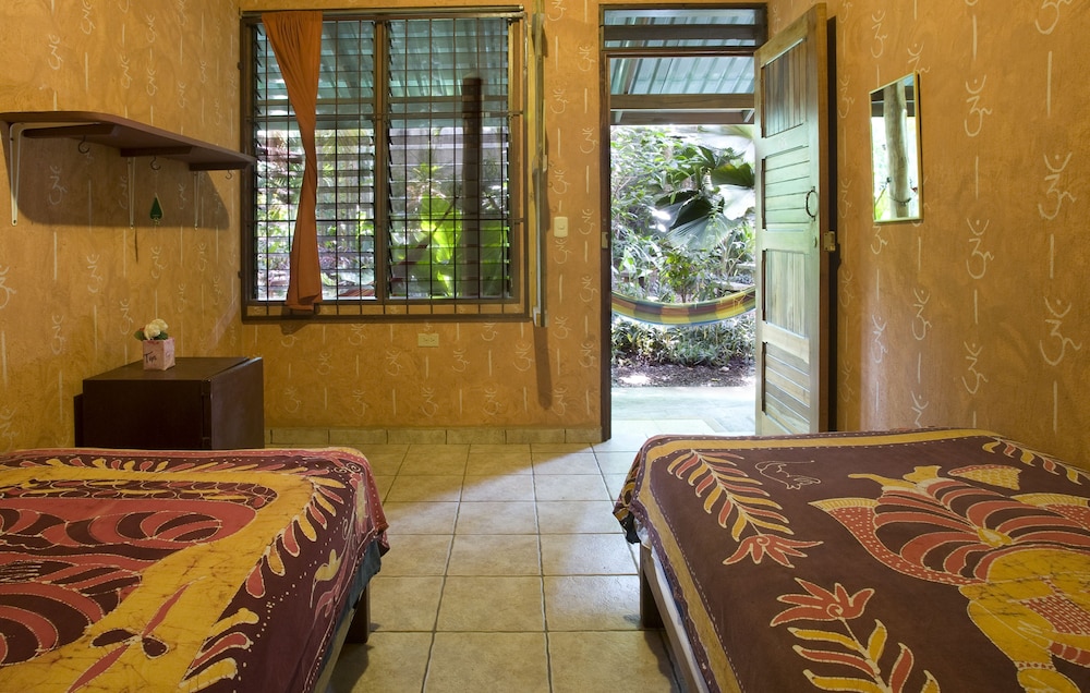 Twin Room, 2 Twin Beds, Shared Bathroom photo 1