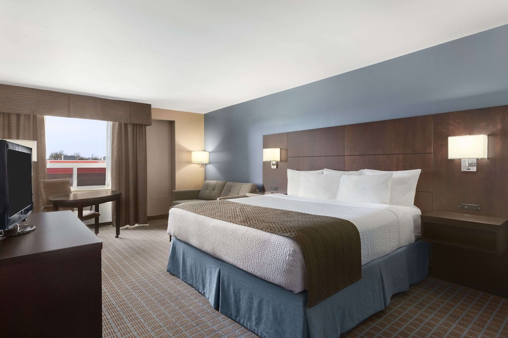 Suite, 1 King Bed - Photo 2