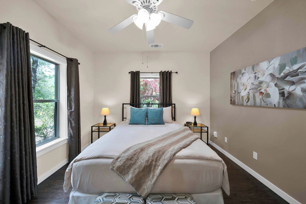 The Blacktail Deer Luxury Suite, 1 Queen Bed with Sofa bed, Accessible, Fireplace (Pet Friendly) photo 1