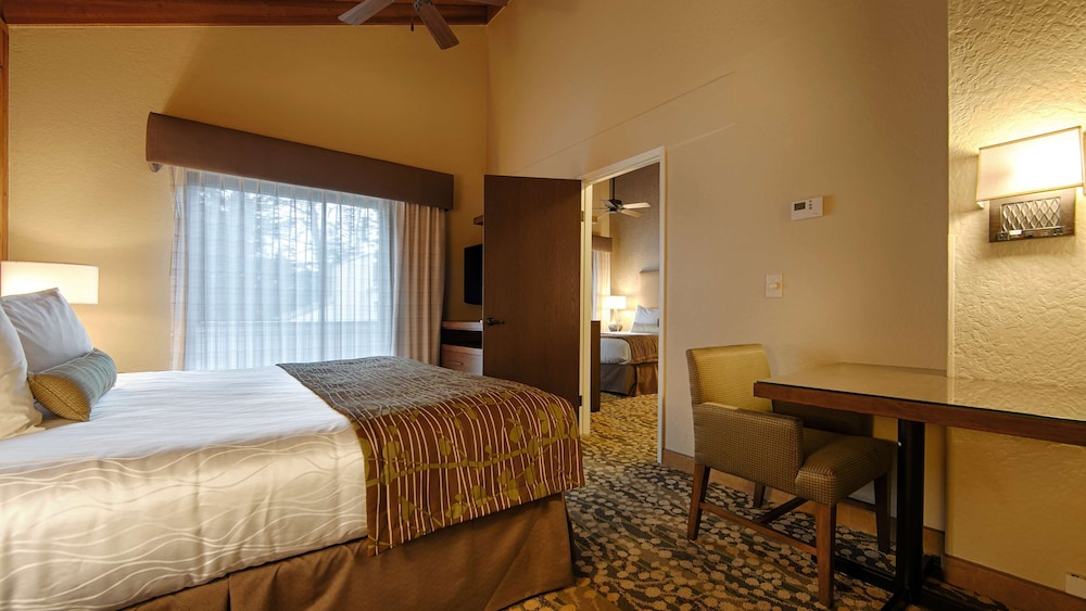 Standard Room, Multiple Beds, Non Smoking, Balcony - Photo 1