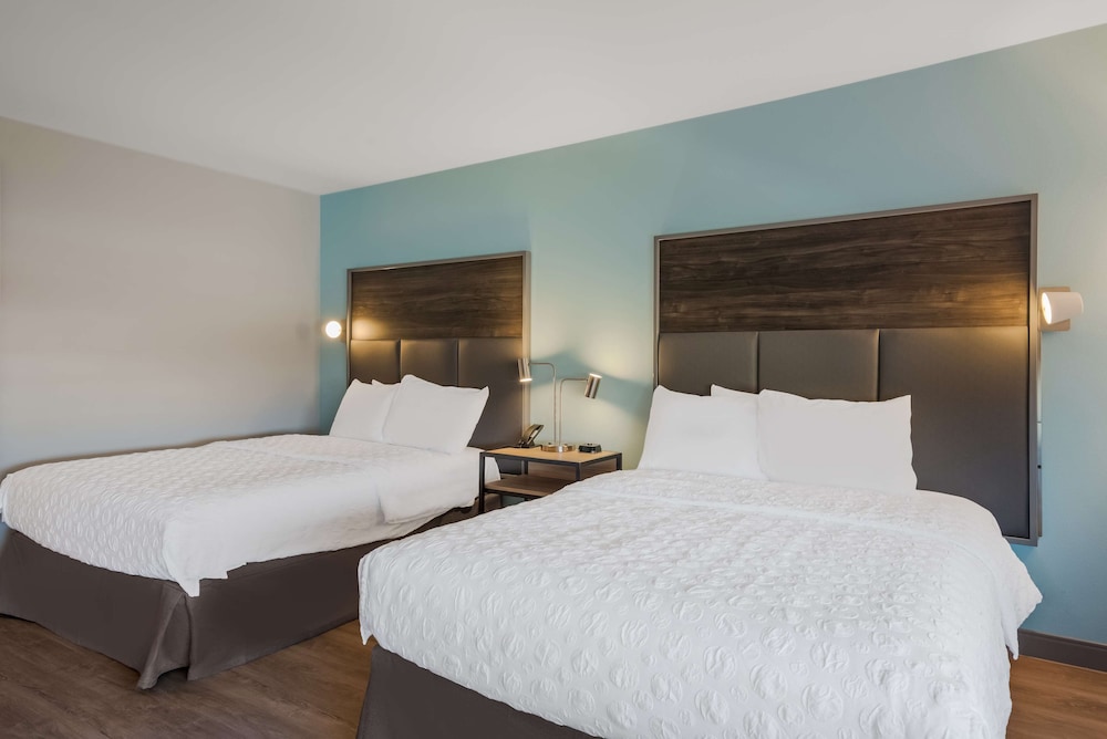 Room, 2 Queen Beds, Accessible, Bathtub - Photo 1
