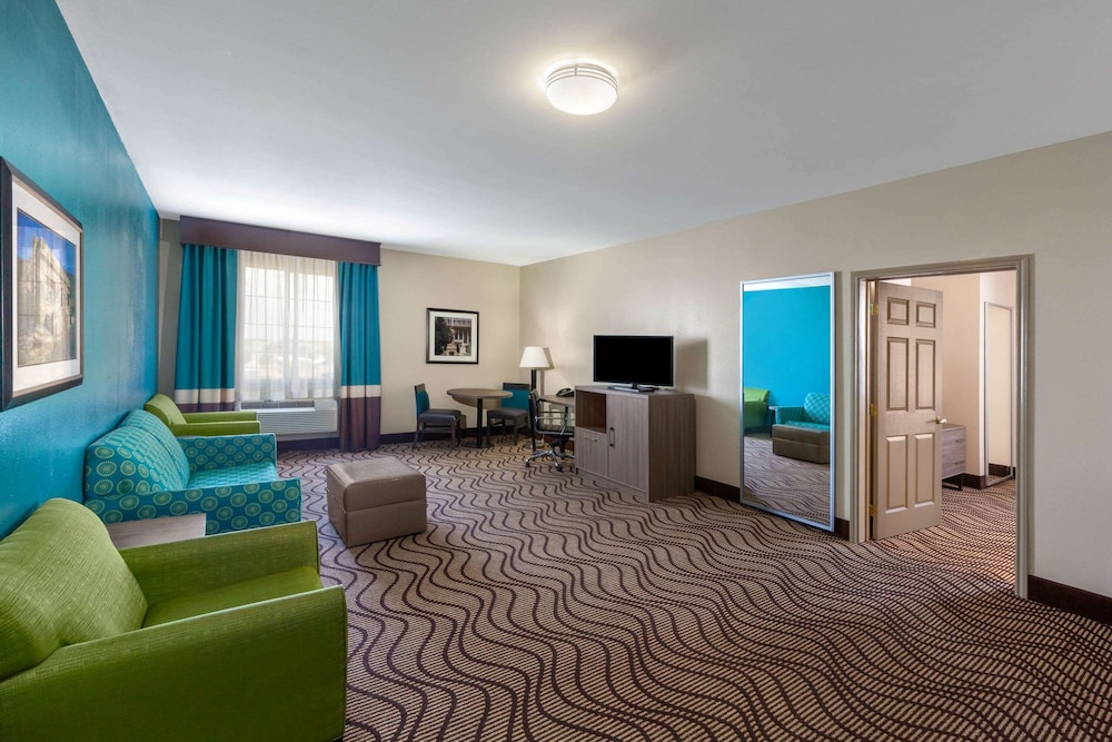 Suite, 1 Queen Bed, Accessible, Non Smoking (Mobility/Hearing Impaired Accessible) photo 2