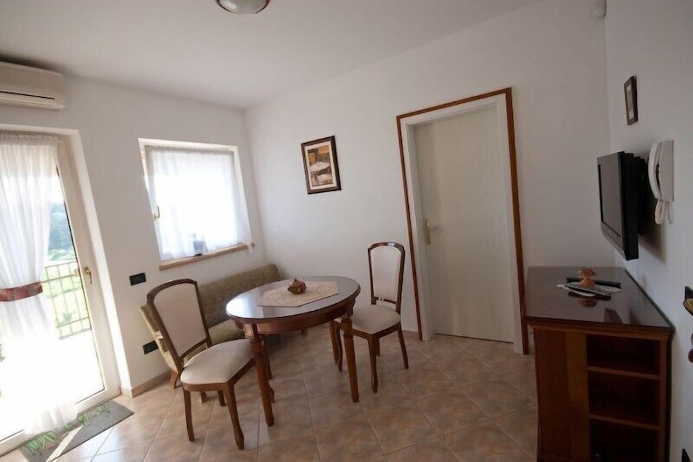 Classic Apartment, 1 Bedroom, Garden View, Beachside photo 2