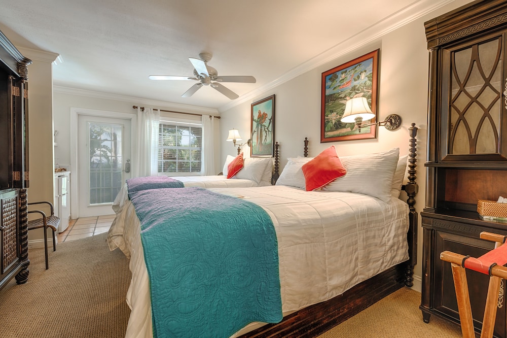 Standard Single Room, 2 Double Beds, Balcony, Pool View photo 1